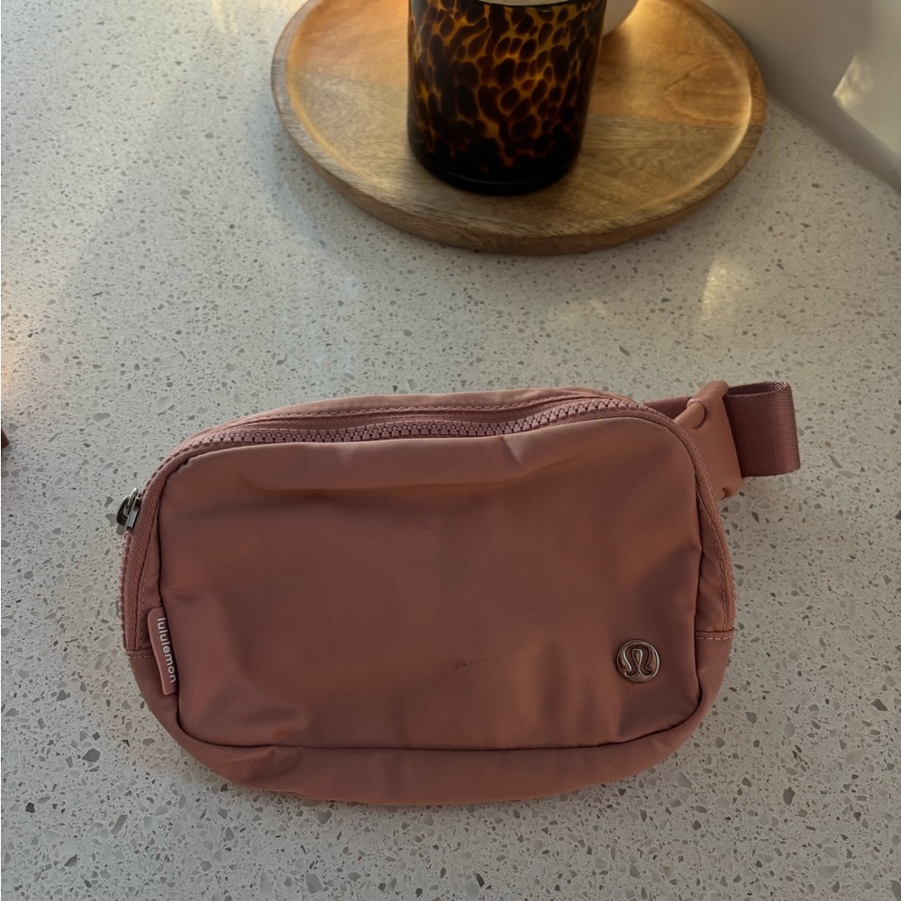 lululemon rose mauve waist pack